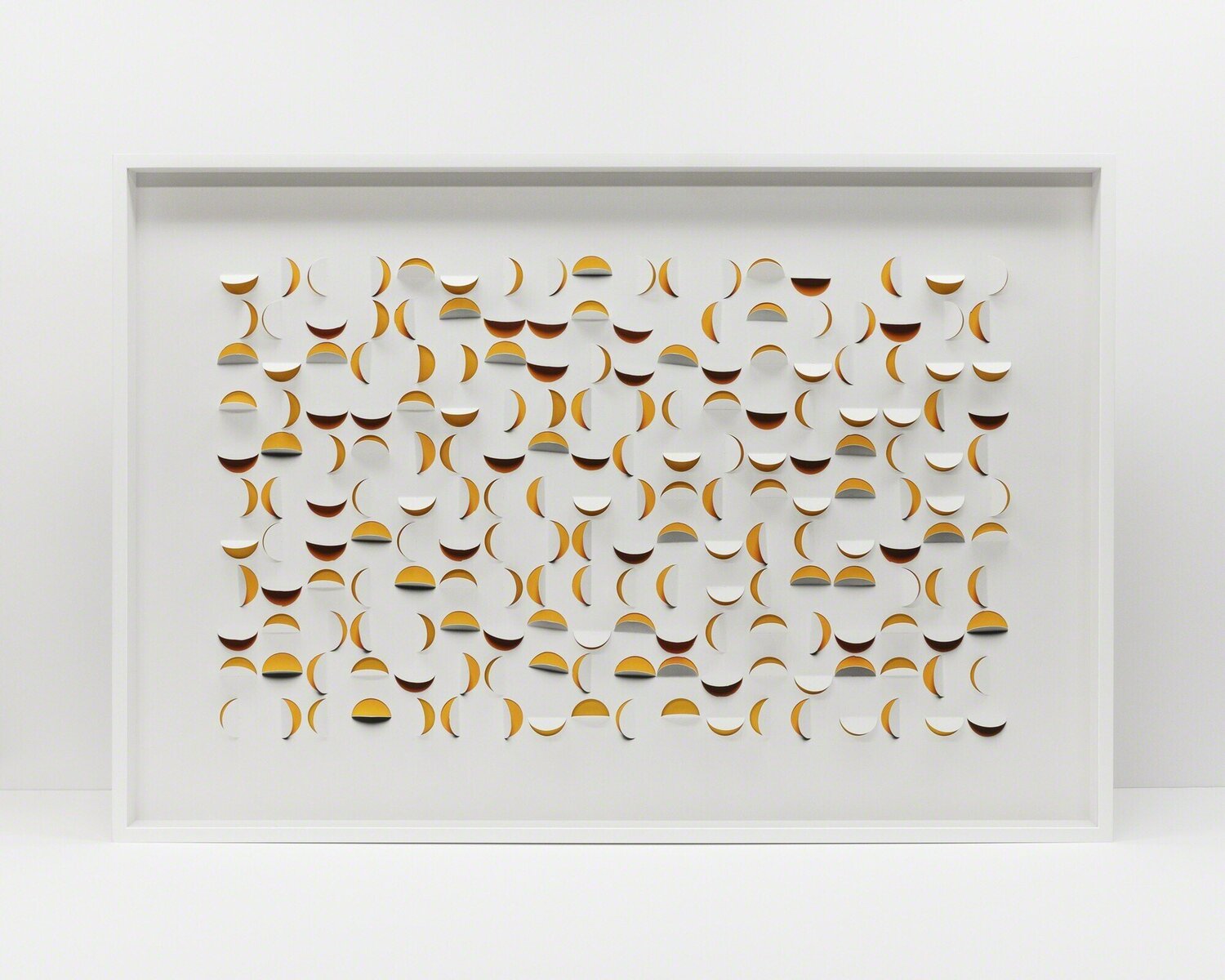 Handmade: Double folded semicircles (gold yellow), Vik Muniz Fotografie zu verkaufen