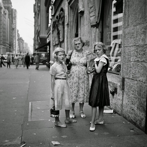 0104545, Untitled, C. 1950's 3 Women on the Street de Vivian Maier, Fotografía a la venta en Singulart