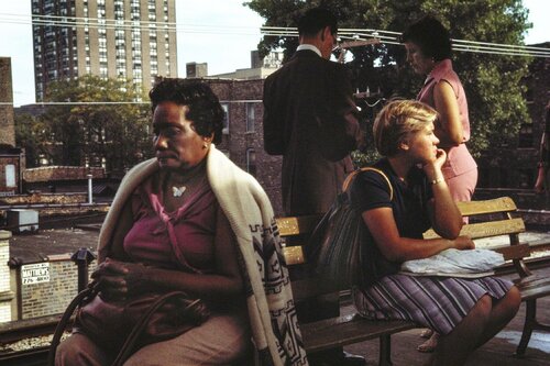 People on Bench (VM1977K05220-30-MC) de Vivian Maier, Fotografía a la venta en Singulart