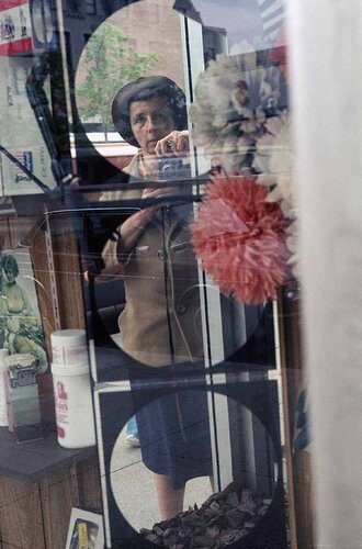 VM1978K05244-08-MC -Untitled, 1978 Self portrait in mirror, color van Vivian Maier, Fotografie te koop op Singulart