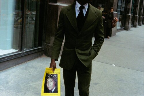 VM1979K05824-11-MC –Untitled 1979 Suit with magazine van Vivian Maier, Fotografie te koop op Singulart