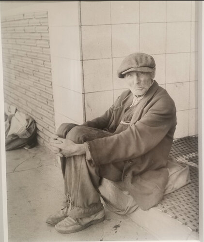 Untitled, n.d, Man Sitting van Vivian Maier, Fotografie te koop op Singulart