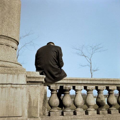 Man Sitting (VM1956K05920) van Vivian Maier, Fotografie te koop op Singulart