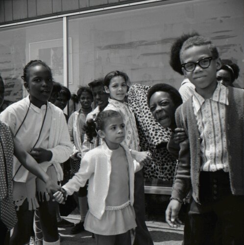Group of Children (VM1971W01737_1) van Vivian Maier, Fotografie te koop op Singulart