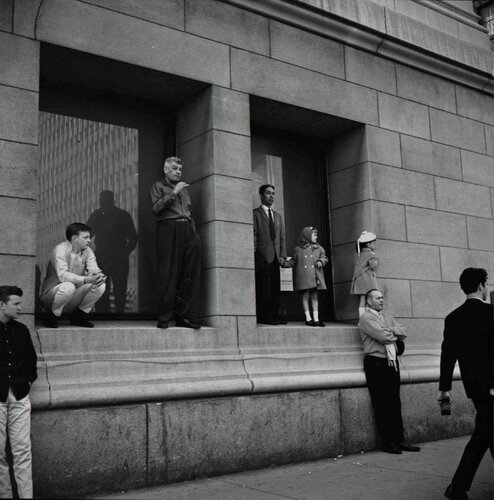 Waiting For Bus (VM1965W01489_1) van Vivian Maier, Fotografie te koop op Singulart