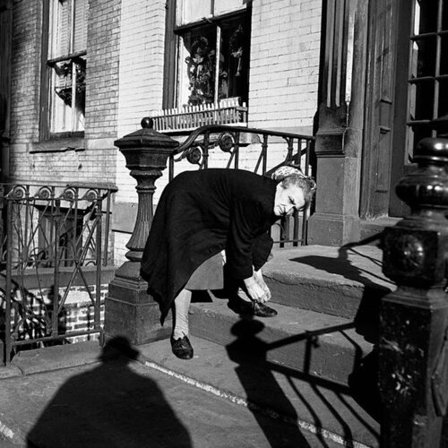 0131534 - New York, December 23, 1954, Self-Portrait Woman Tying Shoe, 12" X 12" van Vivian Maier, Fotografie te koop op Singulart