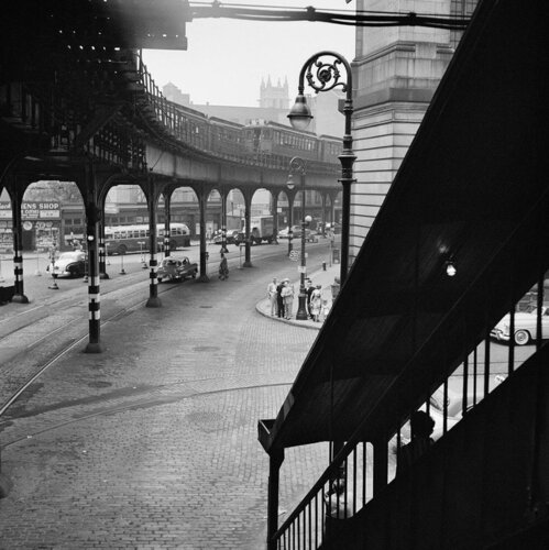 VM1954W00149-10-MC, Untitled, 1954 Elevated Train van Vivian Maier, Fotografie te koop op Singulart