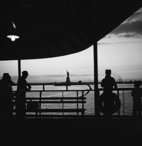 VM1965W01361_2, Untitled, 1965 Statue of Liberty van Vivian Maier, Fotografie te koop op Singulart