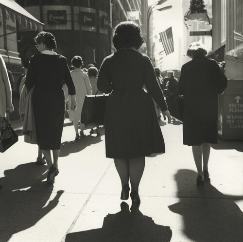 VM19XXW01143-07-MC, Untitled, Chicago, IL, c. 1960 3 Women Walking van Vivian Maier, Fotografie te koop op Singulart