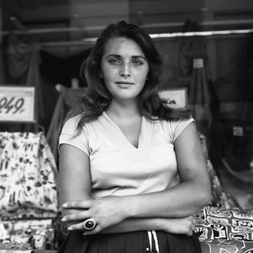0122938, Untitled, 1959 Woman with Ring van Vivian Maier, Fotografie te koop op Singulart