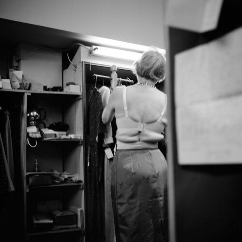 VM1961W00817-08-MC, Untitled, 1961, Woman Changing van Vivian Maier, Fotografie te koop op Singulart