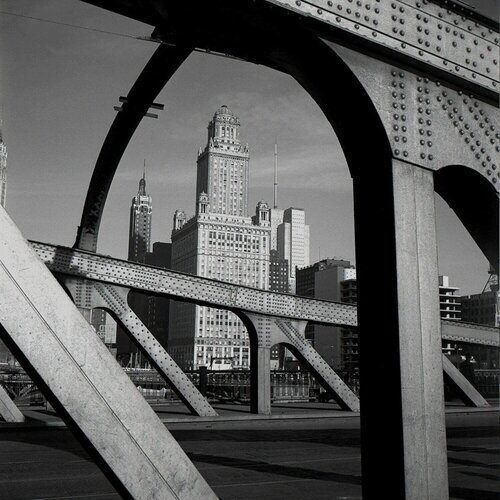 VM19XXW03132-03-MC - Chicago, IL, n.d., Bridge View of Skyline van Vivian Maier, Fotografie te koop op Singulart