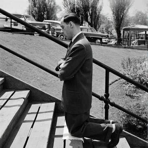 VM19XXW03462-04-MC - Untitled, n.d., Man Praying on Stairs van Vivian Maier, Fotografie te koop op Singulart