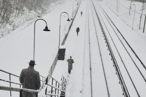 VM1957W06330-32-MC - 1957, Hubbard Woods Station, Winnetka, Illinois van Vivian Maier, Fotografie te koop op Singulart