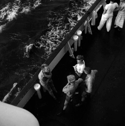 VM1959W02440 – Untitled,1959 Men on Ship Deck van Vivian Maier, Fotografie te koop op Singulart