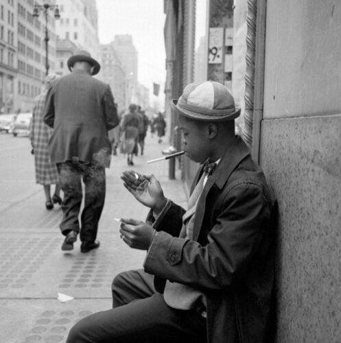 VM1955W02769 - New York, NY, Boy Smoking van Vivian Maier, Fotografie te koop op Singulart