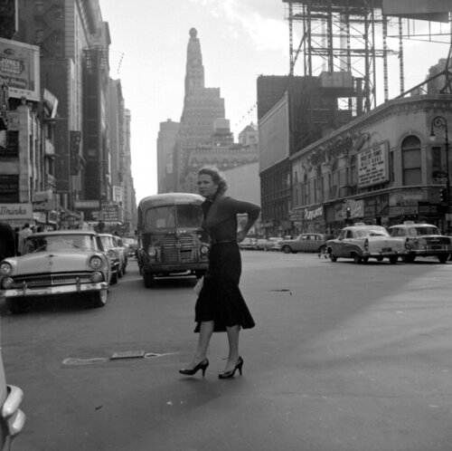 VM1956W03427 – New York, NY, 1956 Woman in Street van Vivian Maier, Fotografie te koop op Singulart