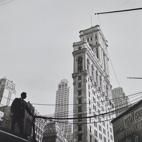 VM1955W02752 - 1955, Vista Vision, Man Holding Cables van Vivian Maier, Fotografie te koop op Singulart