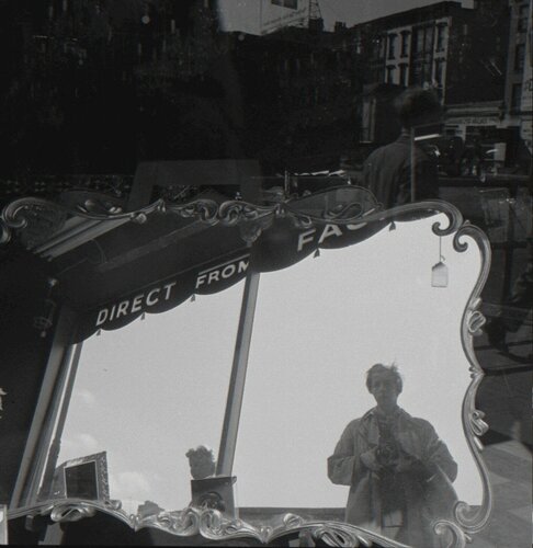 VM19XXW03450 - New York, NY, n.d., Self-Portrait Vintage Mirror van Vivian Maier, Fotografie te koop op Singulart