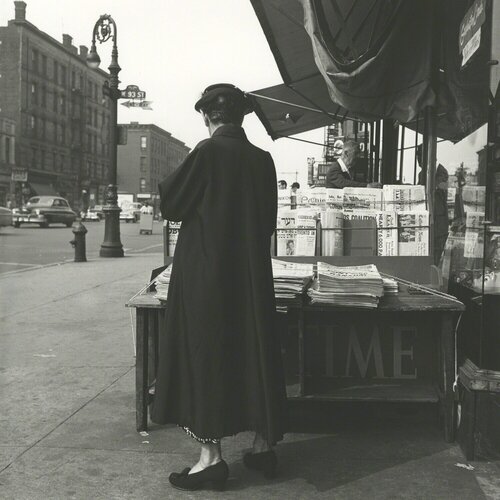 0125684 - New York, NY, June 12, 1954, Time Magazine Stand van Vivian Maier, Fotografie te koop op Singulart