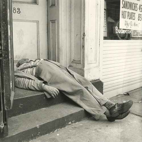 0131531 - New York, NY, May 1953, Man Sleeping in Doorway, 12" X 12" van Vivian Maier, Fotografie te koop op Singulart