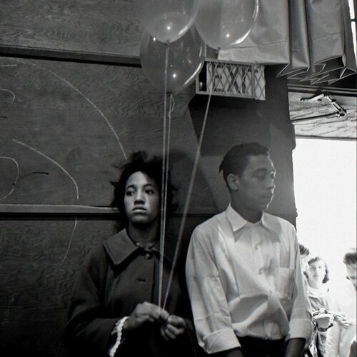 0115806- Couple with Balloons van Vivian Maier, Fotografie te koop op Singulart