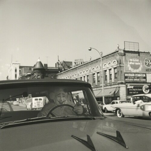 131540 - Unititled 1962, Clown in Car van Vivian Maier, Fotografie te koop op Singulart