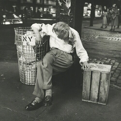 0131516 - Untitled, 1954, Man with Trash Can van Vivian Maier, Fotografie te koop op Singulart