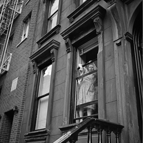 VM1954W00090-10-MC - New York, 1954, Woman Cleaning Windows van Vivian Maier, Fotografie te koop op Singulart