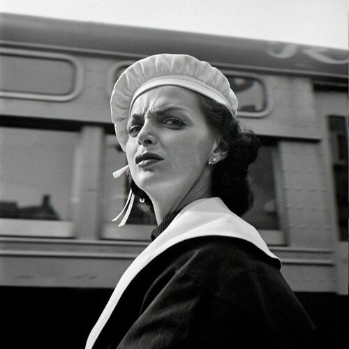 VM1956W03427-06-MC - New York, NY, September 1956, Woman in Front of Train van Vivian Maier, Fotografie te koop op Singulart