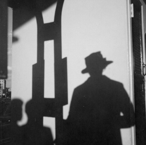 VM19XXW03655 – Self-Portrait, Chicago, n.d. Self-Portrait, Shadow with Hat van Vivian Maier, Fotografie te koop op Singulart