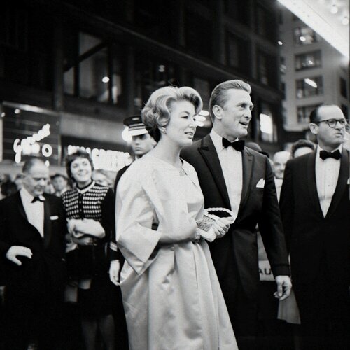 VM1960W02526-07-MC - Chicago, IL, October 31, 1960, Kirk Douglas at the premiere of the movie "Spartacus", 12" X 12" van Vivian Maier, Fotografie te koop op Singulart
