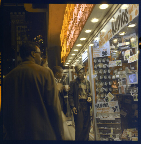 VM19XXZ06795-11-MC - Chicago, IL, n.d., Big Discount Radios van Vivian Maier, Fotografie te koop op Singulart