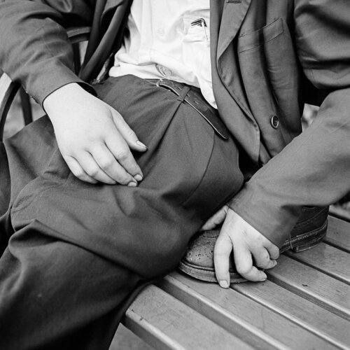 VM1954W00049-11-MC - New York, NY, 1954, Man on Bench with Shoe, 12" X 12" van Vivian Maier, Fotografie te koop op Singulart