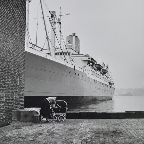 VM1956W03023  - 1956, Woman with Stroller and Ship van Vivian Maier, Fotografie te koop op Singulart