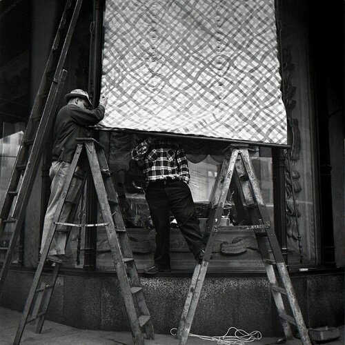 VM1953W03390-01-MC - New York, NY, November 19, 1953, Men Working on Awning, 12" X 12" van Vivian Maier, Fotografie te koop op Singulart