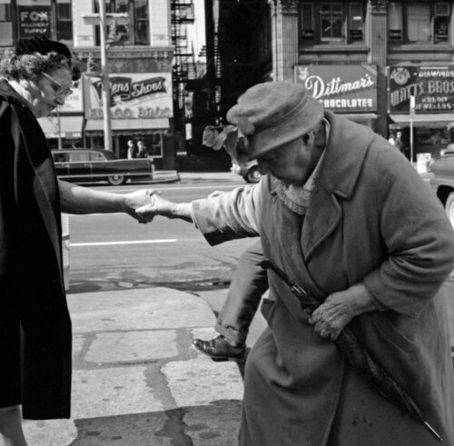 VM1962W01046 - Chicago, IL, 1962, Helping Older Woman Cross Street, 12" X 12" van Vivian Maier, Fotografie te koop op Singulart