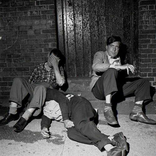 VM19XXW04202-05-MC - New York, NY, n.d., 3 Men in Street, 12" X 12" van Vivian Maier, Fotografie te koop op Singulart