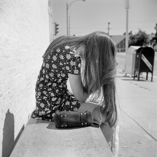 0131536 – Untitled, 1971 Girl Reading van Vivian Maier, Fotografie te koop op Singulart