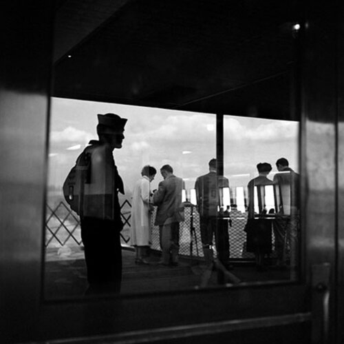VM19XX04202-03-Untitled, New York, NY, n.d Sailor van Vivian Maier, Fotografie te koop op Singulart