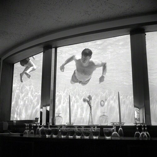 0118353, Man in Bar Swimming van Vivian Maier, Fotografie te koop op Singulart