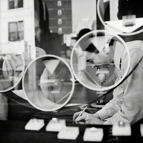 0117585, Jeweler Through Window van Vivian Maier, Fotografie te koop op Singulart