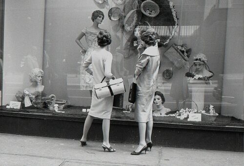 w06332-33 –1956, Women window shopping van Vivian Maier, Fotografie te koop op Singulart