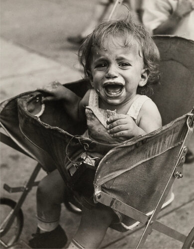 Crying Child in Stroller, Vintage Print - Female Street Photographer van Vivian Maier, Fotografie te koop op Singulart