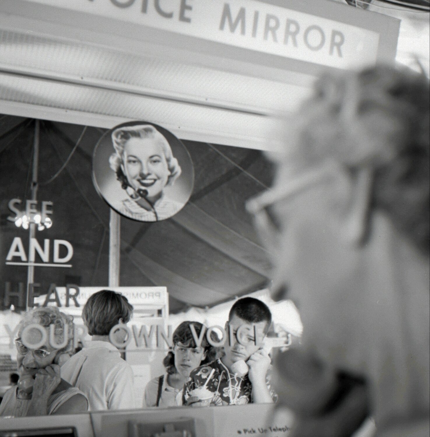 Hear Your Own Voice (VM1966W01178_1) Vivian Maier Fotografie zu verkaufen