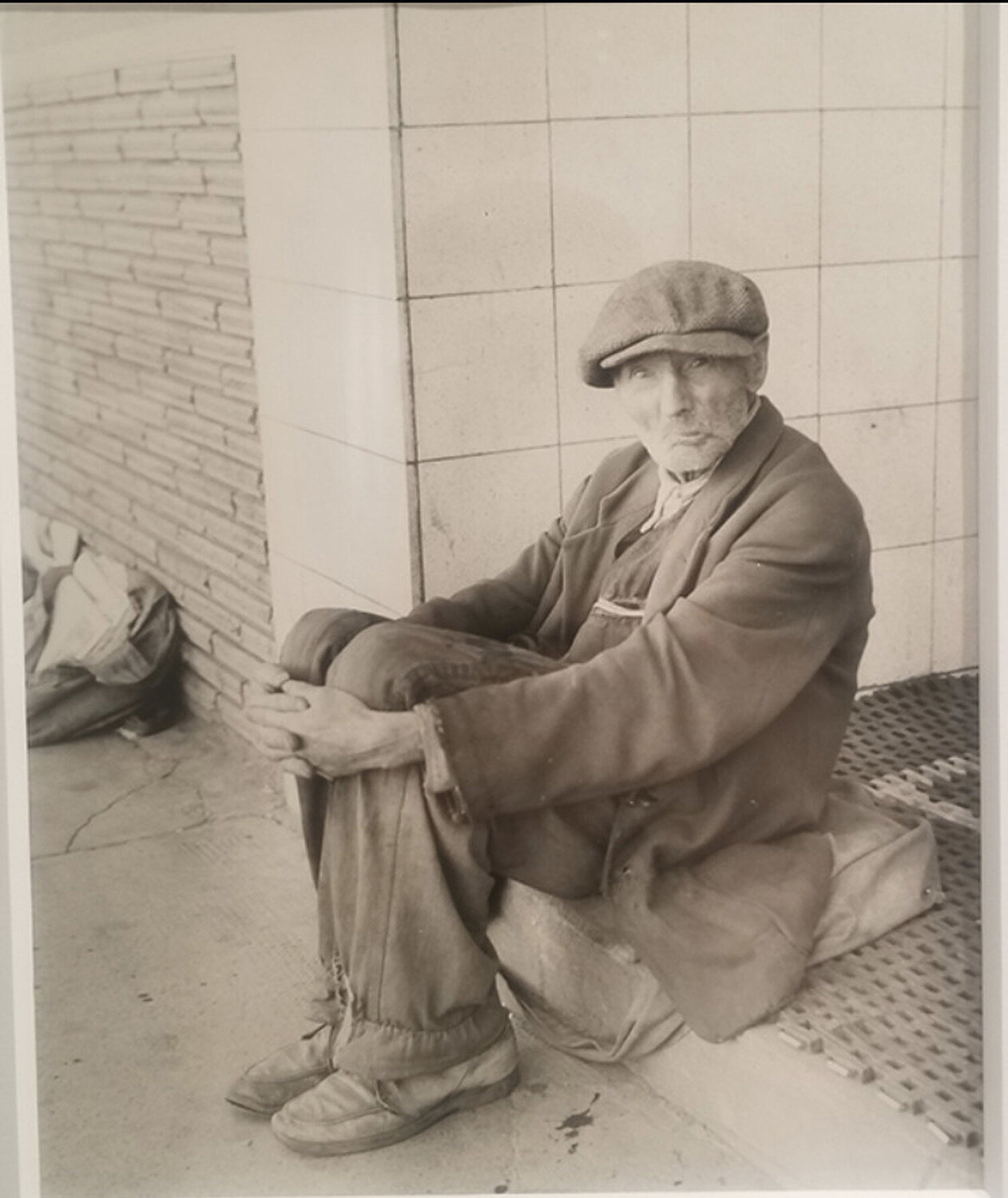 Untitled, n.d, Man Sitting Vivian Maier Fotografia in vendita