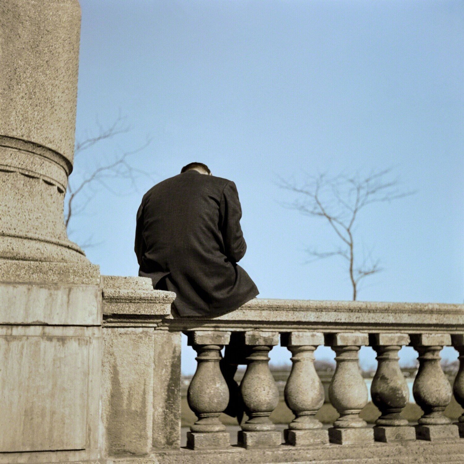 Man Sitting (VM1956K05920) Vivian Maier Fotografia in vendita