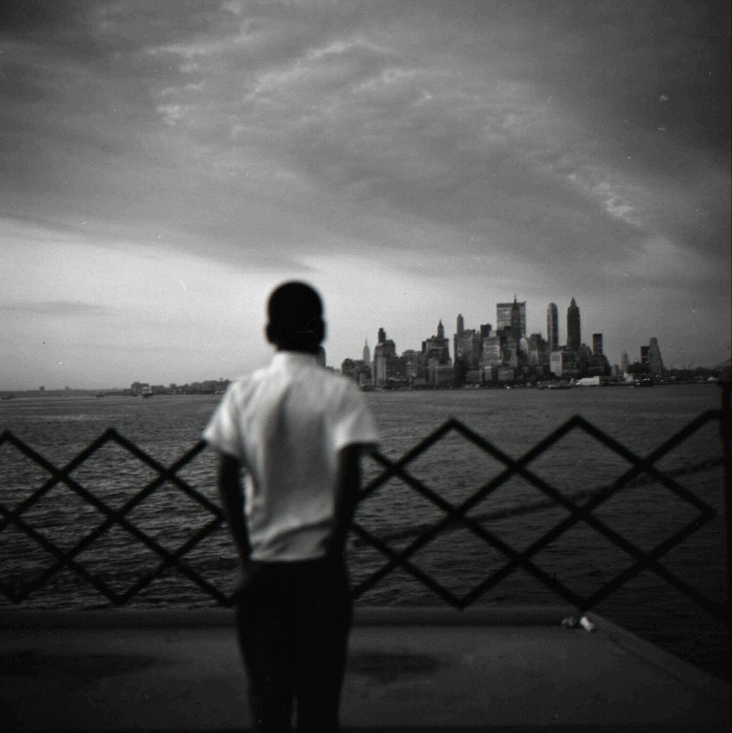 Boy on Shore (VM1965W01361_1) Vivian Maier Fotografie zu verkaufen
