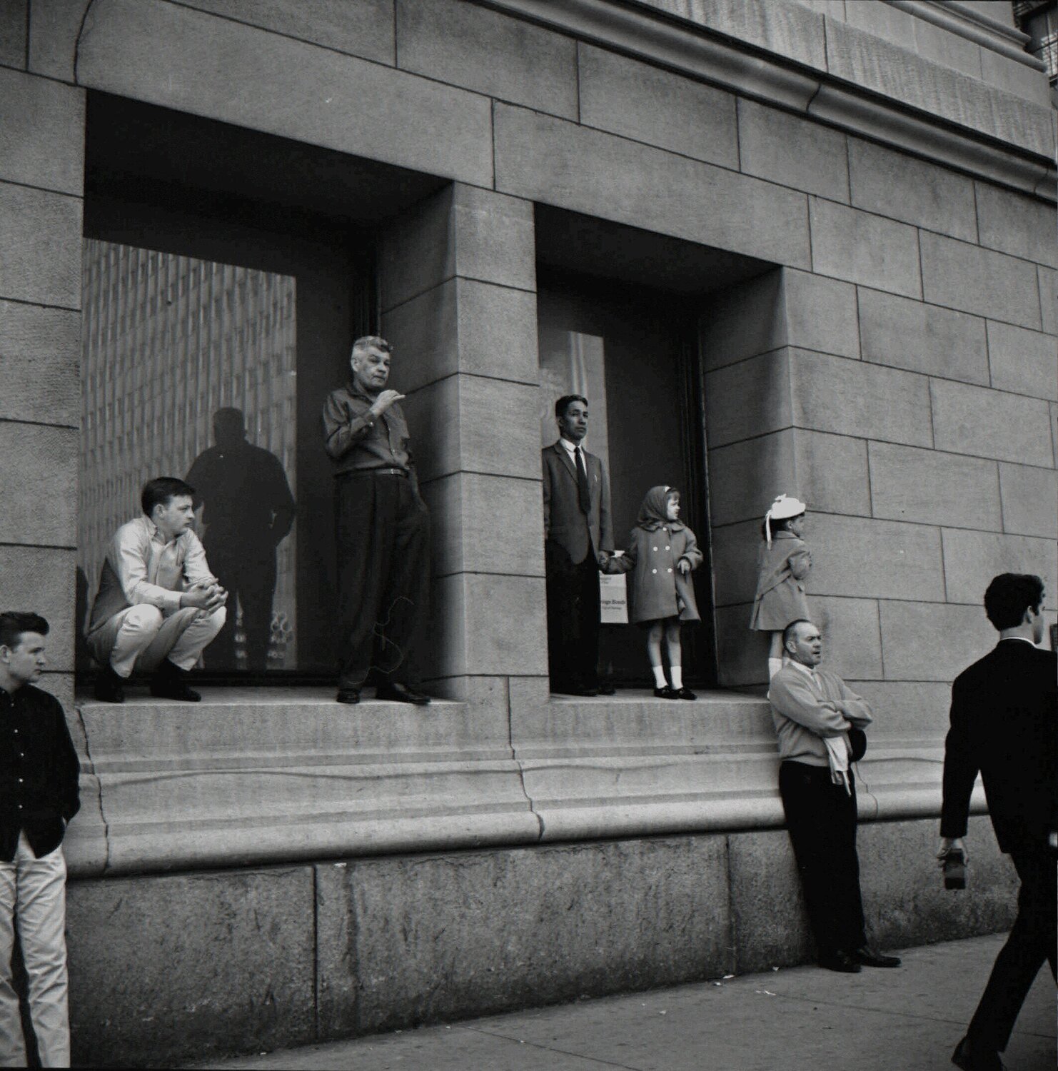 Waiting For Bus (VM1965W01489_1) Vivian Maier Fotografie zu verkaufen