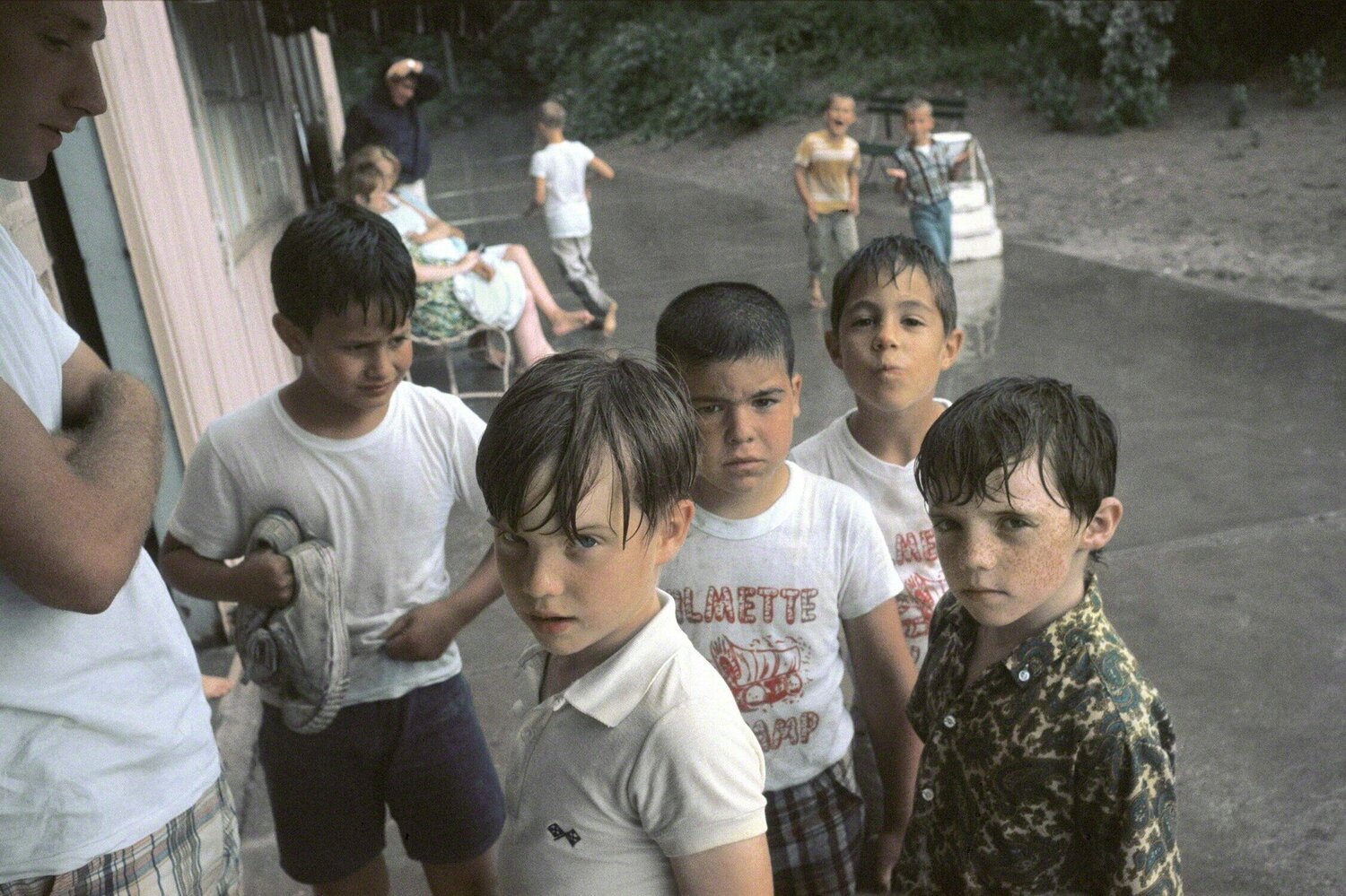 Group of Children (VM1967K05654) Vivian Maier Fotografie zu verkaufen